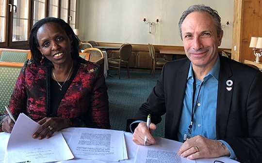 Agnes Kalibata and Lawrence Haddad sign MOU at the World Economic Forum 2019