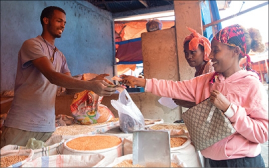 Transaction between fresh food vendor and consumer in an Ethiopian traditional market